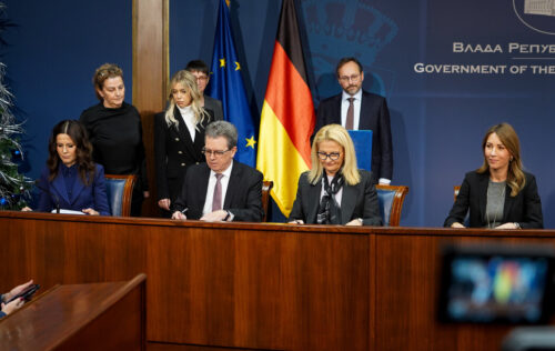 Beograd, 23. januara 2023. - Ministarka rudarstva i energetike Dubravka Ðedoviæ, direktor kancelarije nemaèke razvojne KfW banke u Beogradu Rudiger Hartman, ministarka za evropske integracije Tanja Mièeviæ i direktorka Elektromrea Srbije Jelena Matejiæ potpisali su Ugovor o donaciji za realizaciju èetvrte sekcije Transbalkanskog koridora za prenos elektriène energije. Potpisivanju ugovora su prisustvovali  ef delegacije Evropske unije u Republici Srbiji ambasador Emanuele iofre i ambasadorka Savezne Republike Nemaèke Anke Konrad. FOTO TANJUG/ JADRANKA ILIÆ/ bg